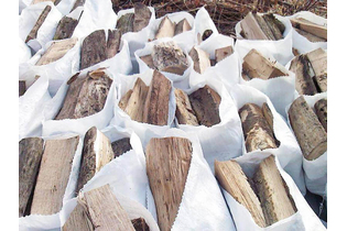 drova-kolotyie-v-meshkah-3