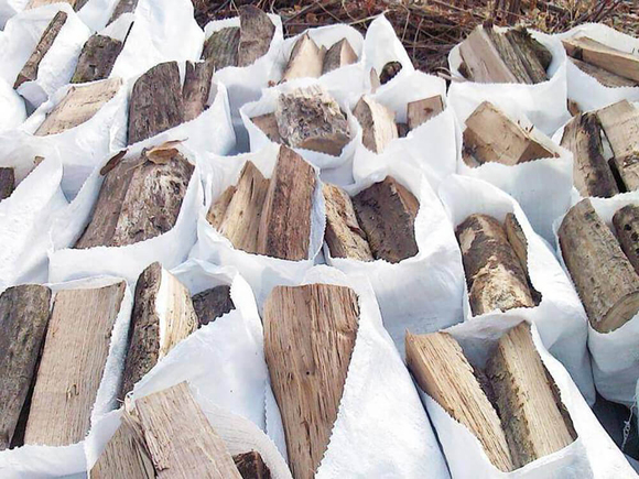 drova-kolotyie-v-meshkah-3