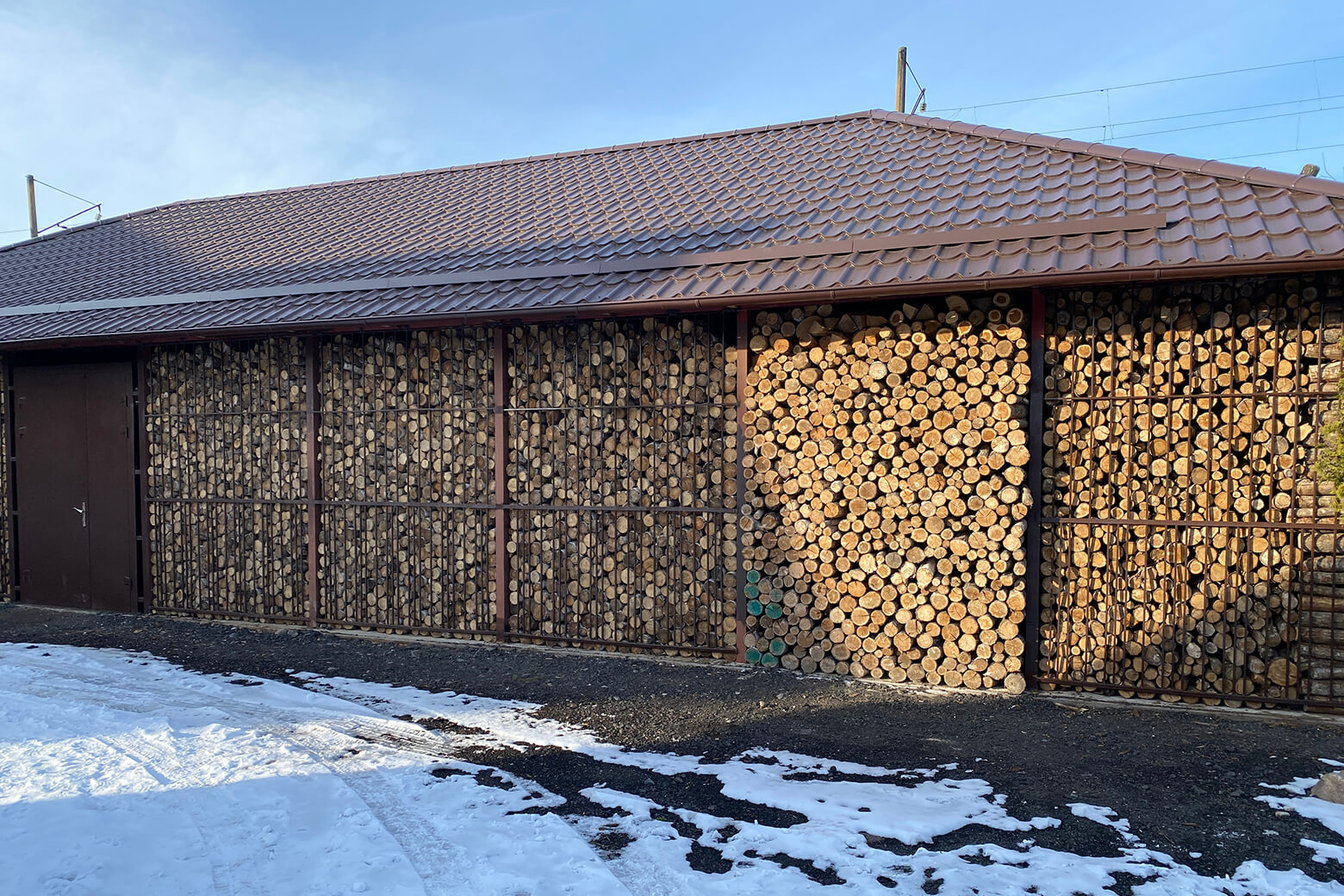 Хранение дров в проветриваемом сарае